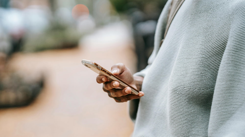 Bild von einem Smartphone in der Hand